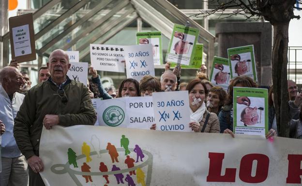 Los conserjes de los centros educativos, ayer, concentrados ante la sede del Gobierno.