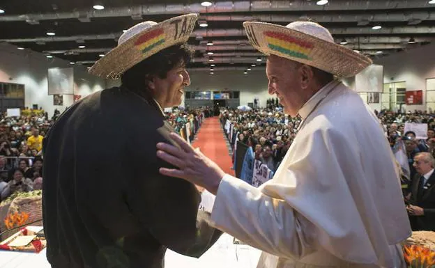 El papa Francisco junto al presidente boliviano, Evo Morales.