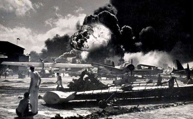 Ataque japonés a Pearl Harbor en 1942.