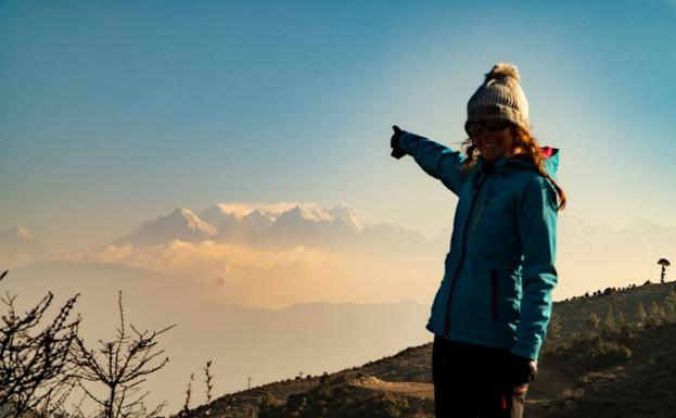 Raquel señala el Everest, el Lhotse y el Makalu.