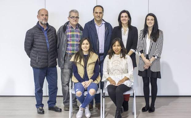 Grupo TeBebo. De pie: Simón Pérez (Director), Jorge del Cura (profesor), Ángel Yedra (coordinador del área de materiales avanzados de CTC), Beatriz San Cristóbal (directora de Proyectos y Desarrollo de Negocio de CTC) y Lucía Pérez (Investigadora CTC). Abajo el equipo: Sandra Valverde (e2) y Cristina Quispe (estudiante).