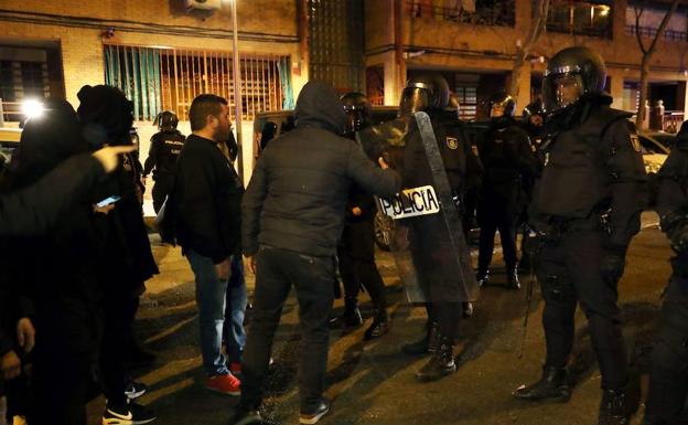 La Policía Nacional interviene durante la protestas vecinales tras el crimen ocurrido en el madrileño varrio de Vallecas.