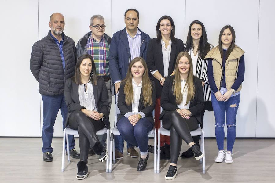 Grupo Fuegoenfuga. De pie: Simón Pérez (Director), Jorge del Cura (profesor), Ángel Yedra (coordinador del área de materiales avanzados de CTC), Beatriz San Cristóbal (directora de Proyectos y Desarrollo de Negocio de CTC), Lucía Pérez (Investigadora CTC) y Sandra Valverde (e2). Abajo el equipo: Patricia Fuentes, Natalia González y Andrea Martínez.