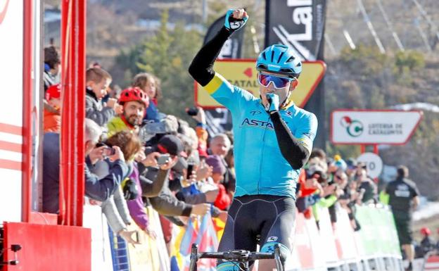 Miguel Ángel López celebra su triunfo en La Molina.