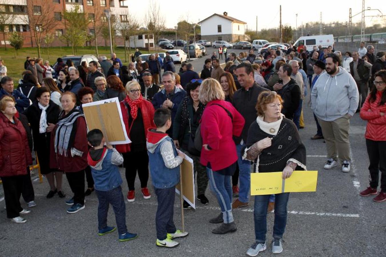 Vecinos y políticos de Polanco se han manifestado hoy para protestar contra la instalación de la nueva depuradora de Vuelta Ostrera en la Isla de Solvay.