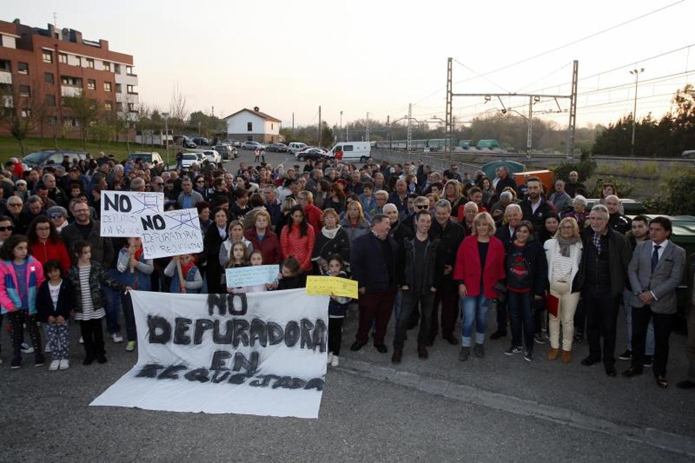 Vecinos y políticos de Polanco se han manifestado hoy para protestar contra la instalación de la nueva depuradora de Vuelta Ostrera en la Isla de Solvay.