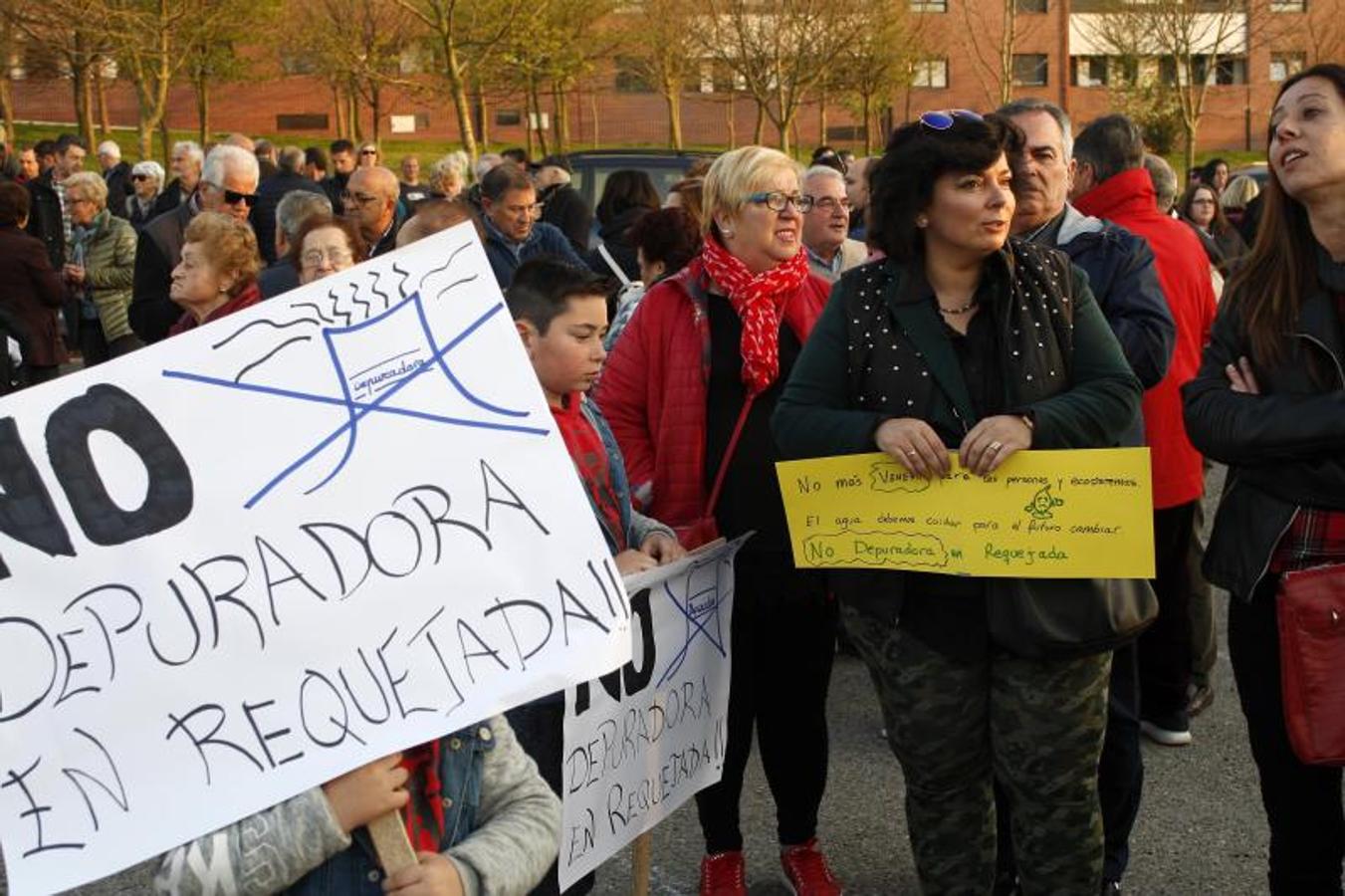 Vecinos y políticos de Polanco se han manifestado hoy para protestar contra la instalación de la nueva depuradora de Vuelta Ostrera en la Isla de Solvay.