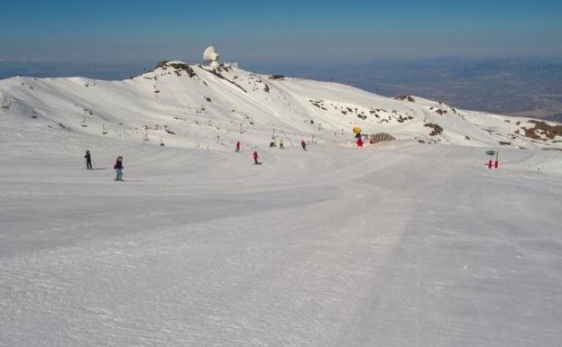 En las pistas de Sierra Nevada se rozan los 100 kilómetros esquiables