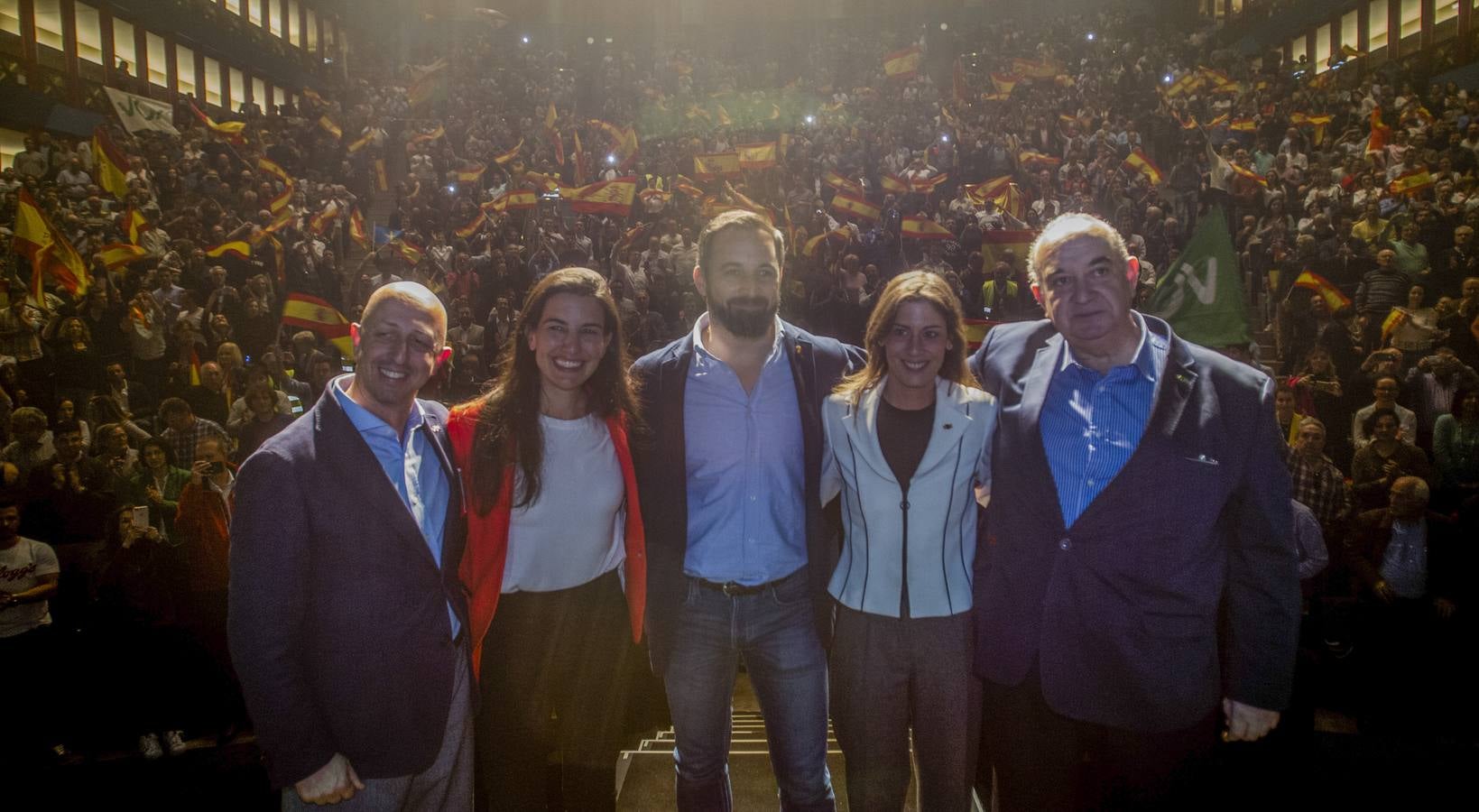 El líder nacional de Vox llena la Sala Argenta del Palacio de Festivales con más de 1.600 seguidores