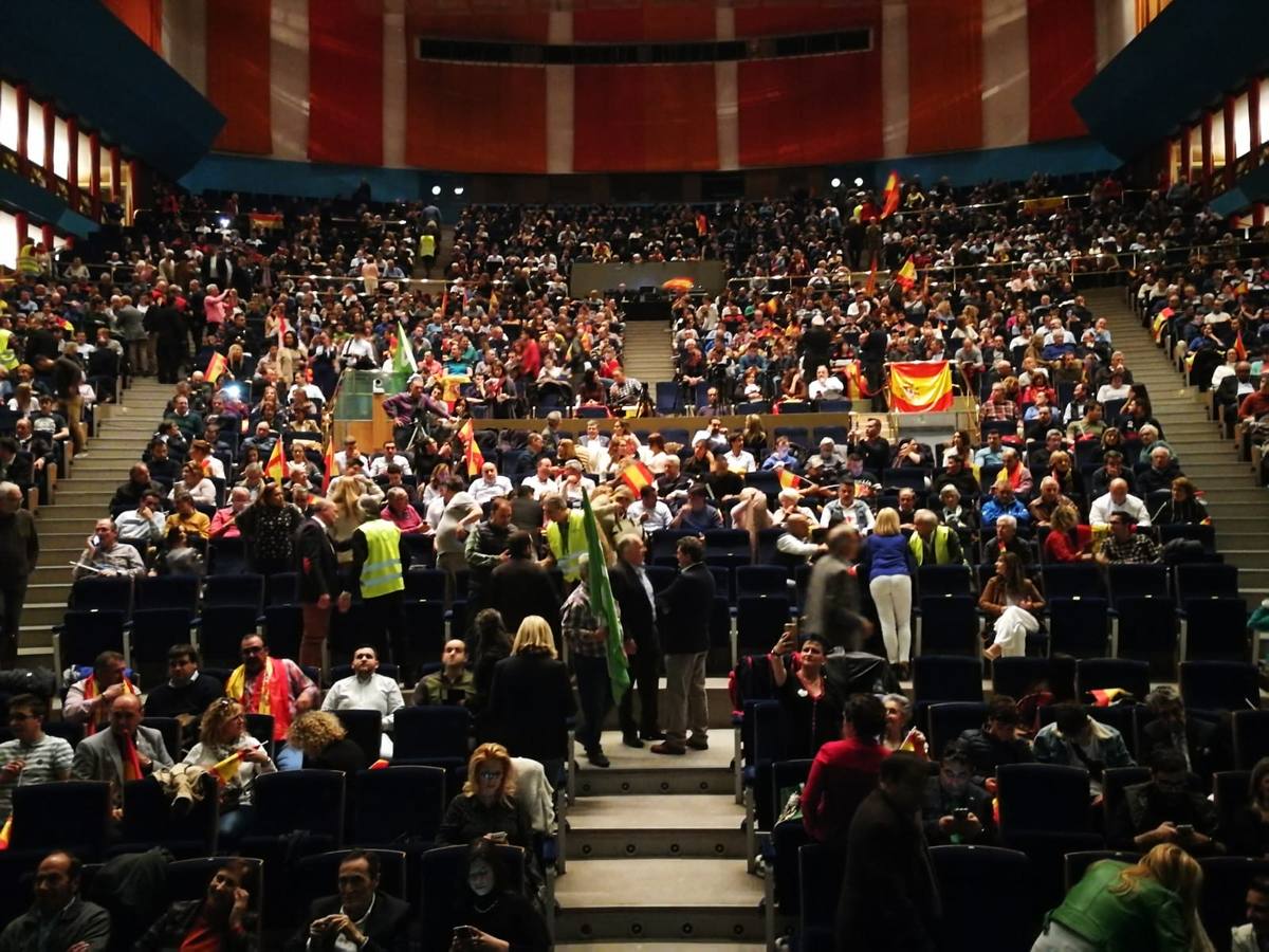 El líder nacional de Vox llena la Sala Argenta del Palacio de Festivales con más de 1.600 seguidores