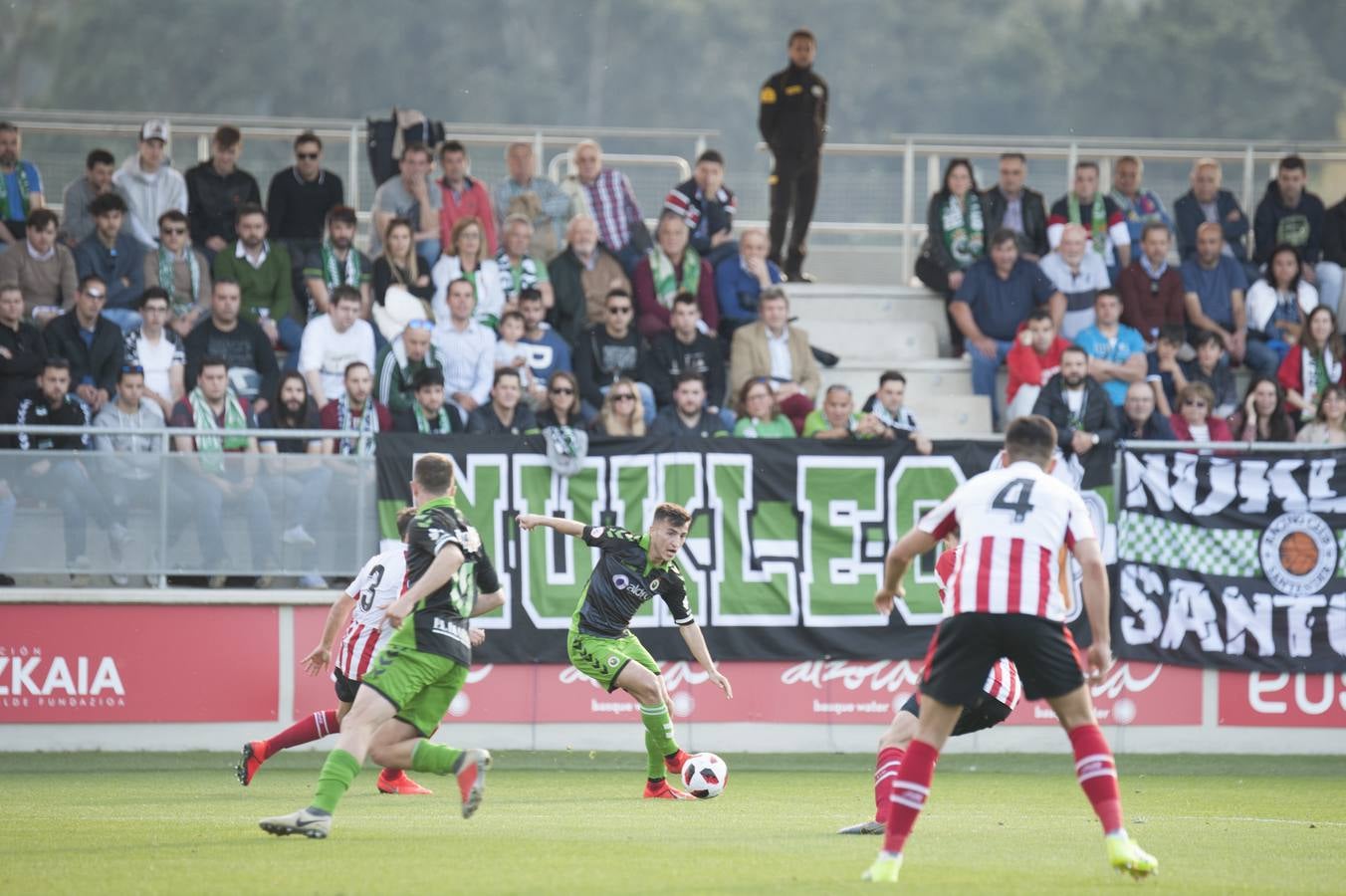 Fotos: Imágenes del choque entre el Athletic B y el Racing en Lezama