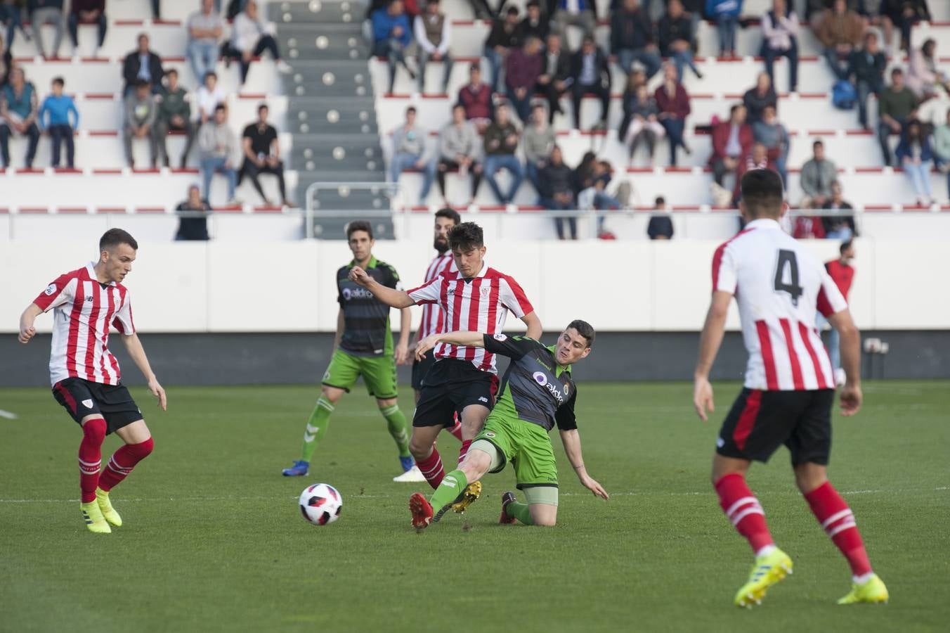 Fotos: Imágenes del choque entre el Athletic B y el Racing en Lezama