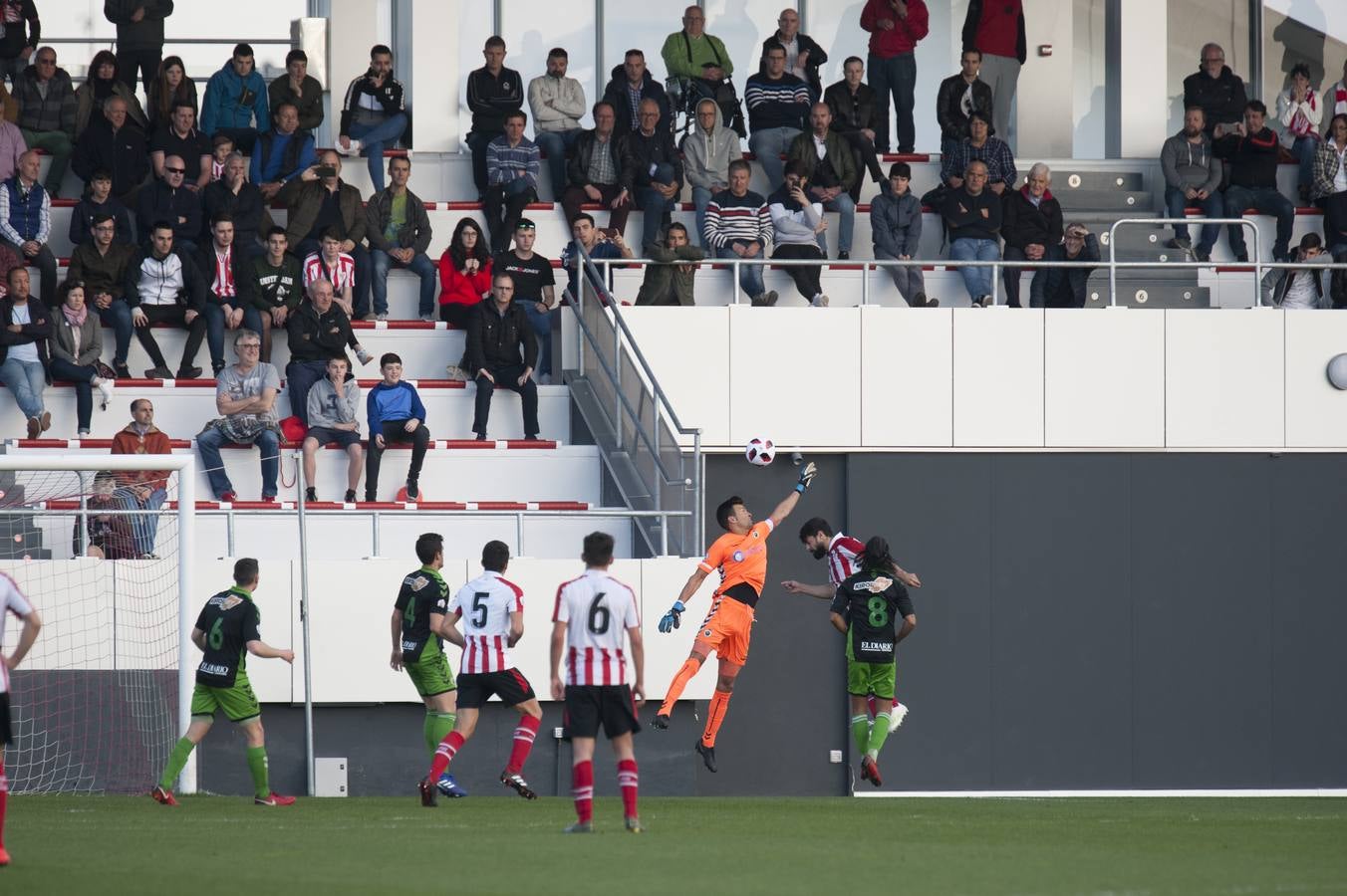 Fotos: Imágenes del choque entre el Athletic B y el Racing en Lezama