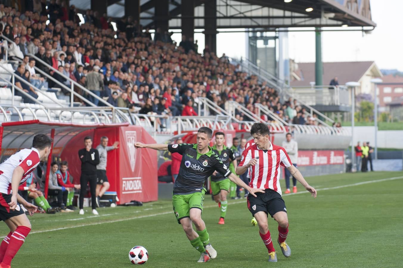 Fotos: Imágenes del choque entre el Athletic B y el Racing en Lezama