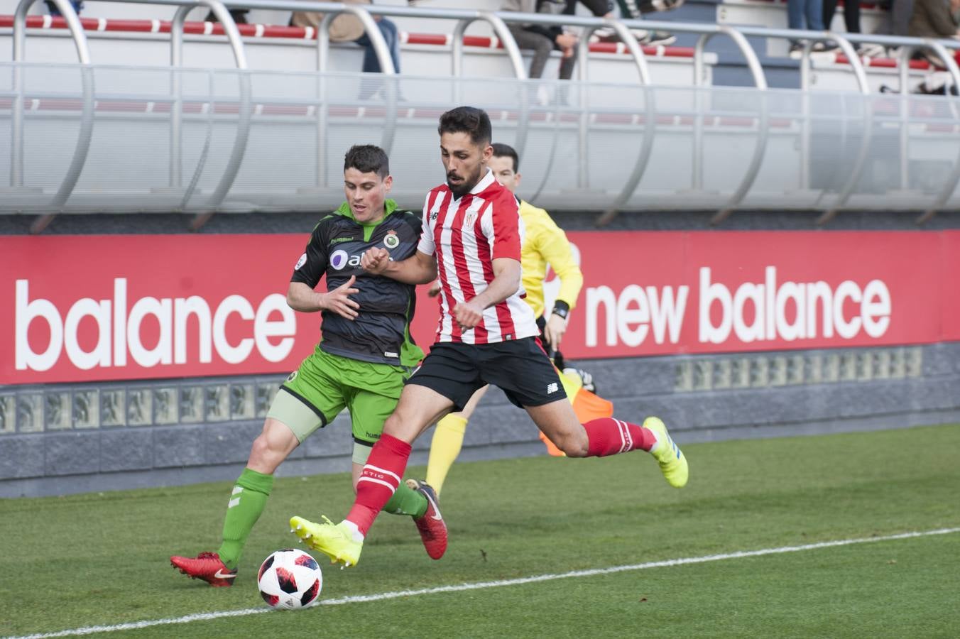 Fotos: Imágenes del choque entre el Athletic B y el Racing en Lezama