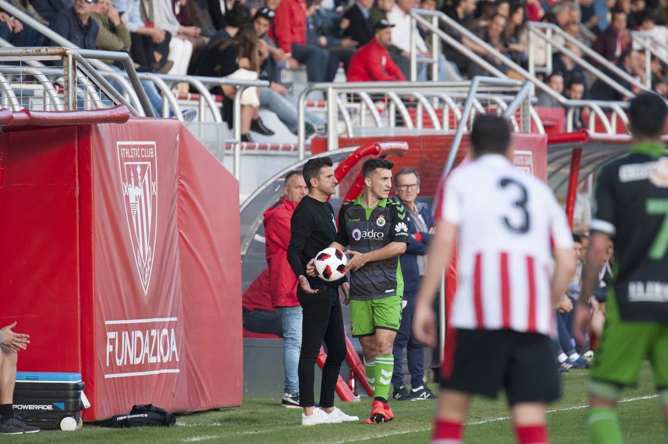 Fotos: Imágenes del choque entre el Athletic B y el Racing en Lezama