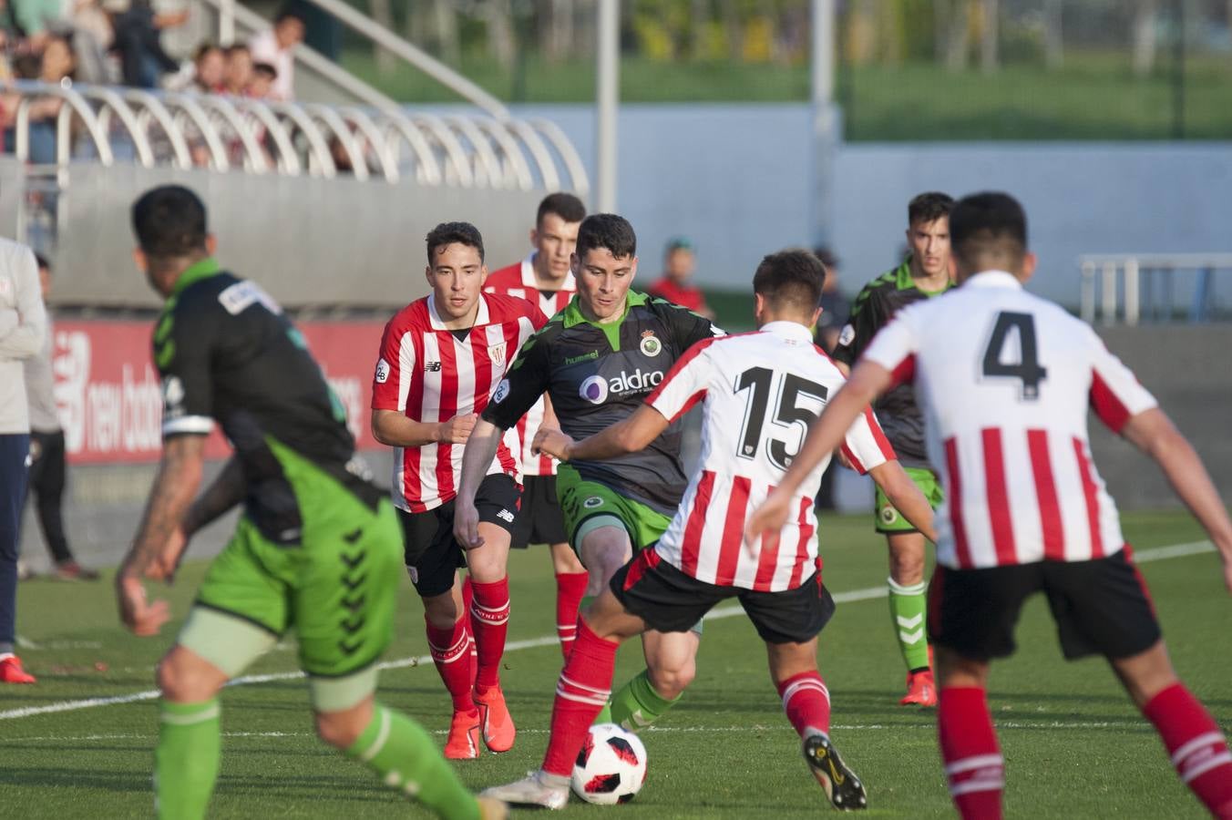 Fotos: Imágenes del choque entre el Athletic B y el Racing en Lezama