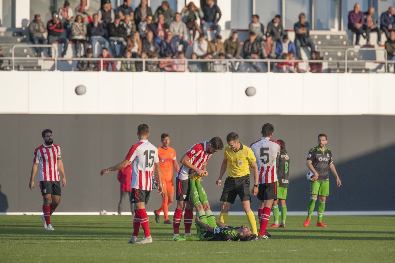 Fotos: Imágenes del choque entre el Athletic B y el Racing en Lezama