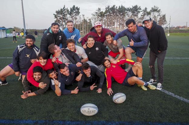 Los jugadores del Aldro Energía Independiente posan antes del entrenamiento de ayer en San Román.