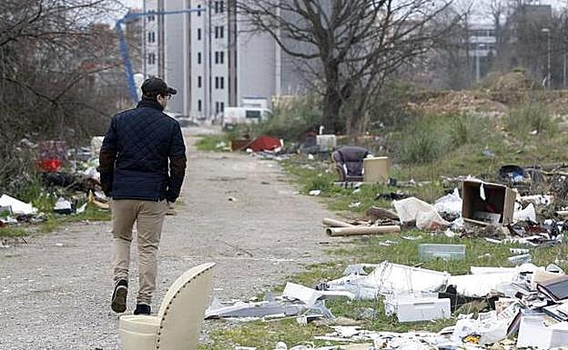 Vertedero ilegal en la parcela de El Valle. 