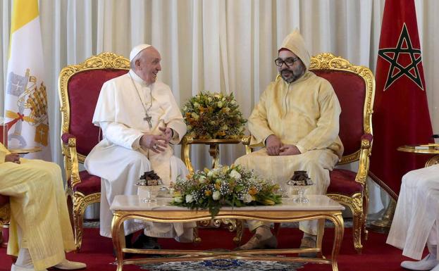 El Papa y el rey marroquí Mohammed VI llegan al Palacio Presidencial en la capital Rabat.