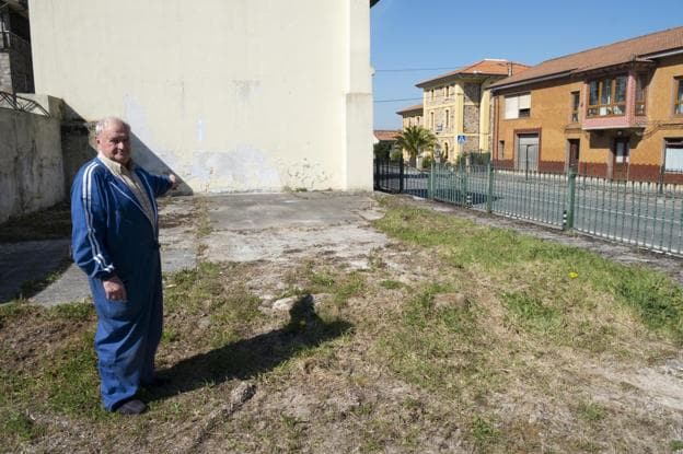 José Maza muestra el solar donde hace siete años se erigía la única sucursal bancaria del municipio de Penagos. 