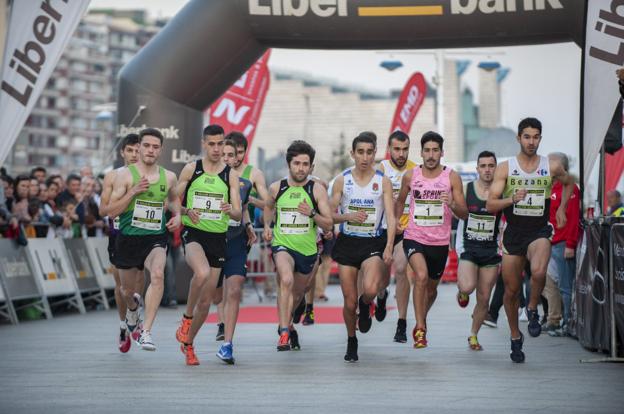 Gerardo Casas, Adrián Cano, Luis Javier Casas, Youseff Benkert, Diego Cuadrado y Víctor Gutiérrez, en cabeza de la carrera. 