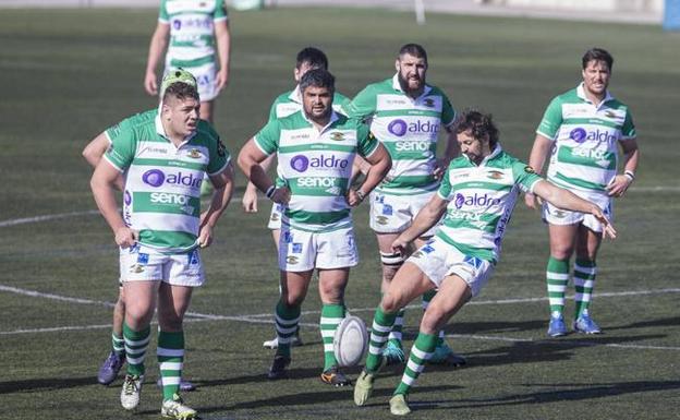 Nacho Poet patea el oval en el partido ante el Cisneros 