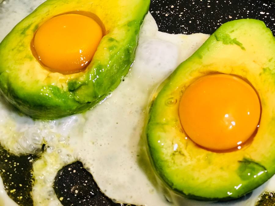 BOCADILLO DE AGUACATE. 4-Poner el aguacate en la sartén y añadir el huevo en el agujero. Añadir sal. Tapar con una tapa para que se cuaje el huevo.