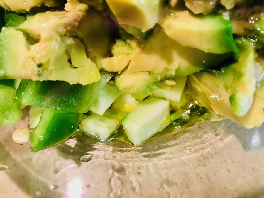 GAZPACHO DE AGUACATE. 4-Añadir a un bol de cristal el pepino, el cebollino, el aguacate, el zumo de limón, la sal y aceite de oliva virgen extra y triturar. 