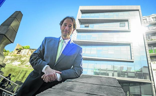 José Luis Gochicoa, frente a la Consejería de Obras Públicas y Vivienda, en la calle Alta. 