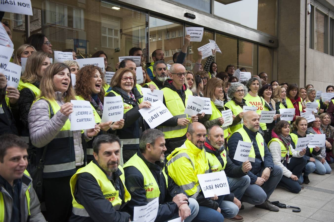 Fotos: Los trabajadores del SUAP se cioncentran ante Sanidad