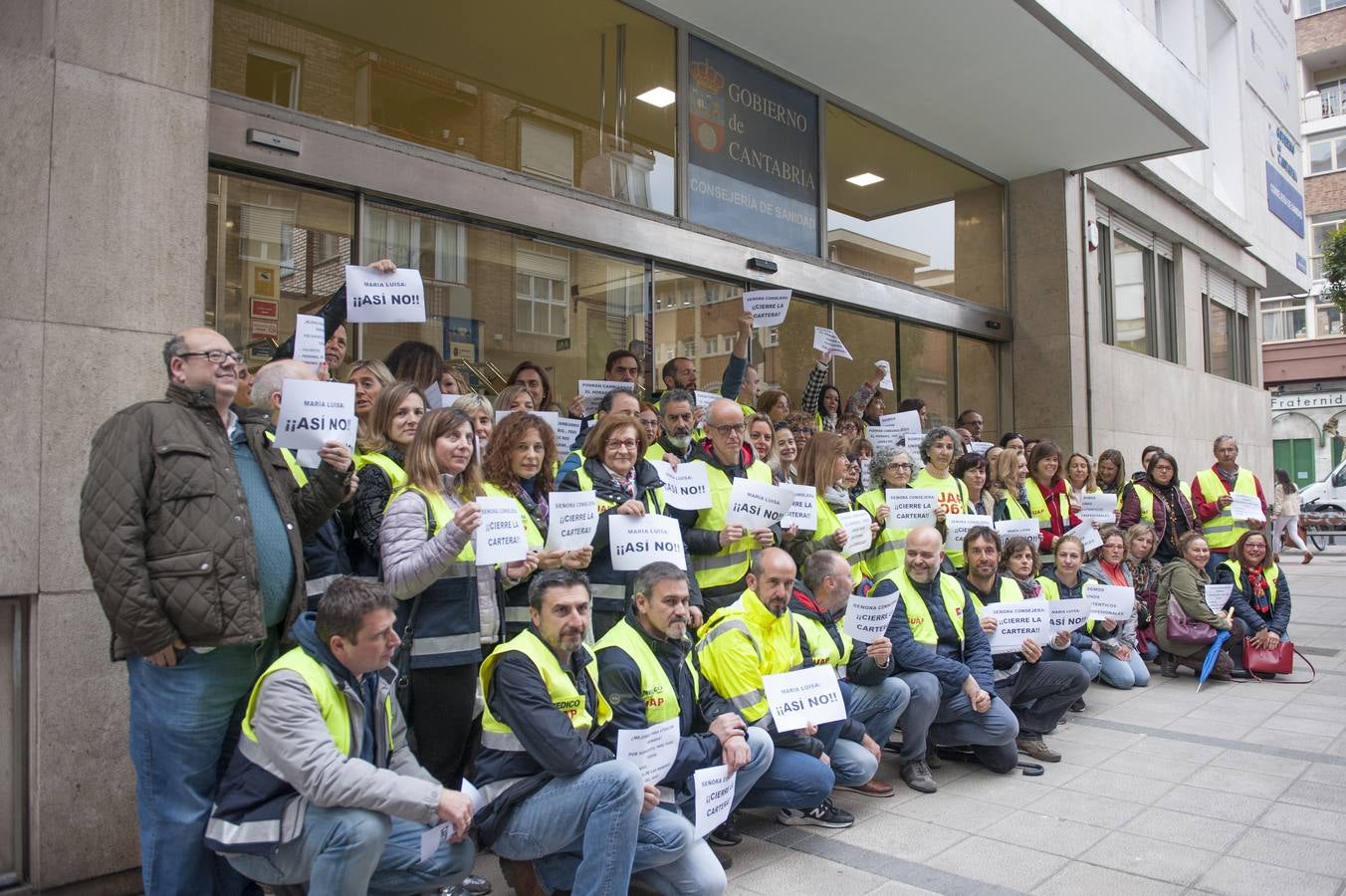 Fotos: Los trabajadores del SUAP se cioncentran ante Sanidad