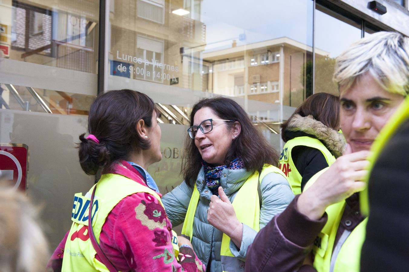 Fotos: Los trabajadores del SUAP se cioncentran ante Sanidad