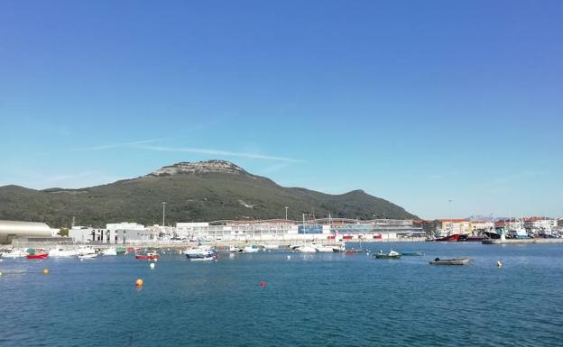 Vista del Monte Buciero y el puerto de Santoña.