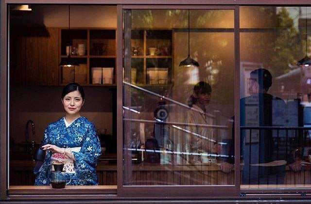 «Cuando tenía 15 años, Yuka se unió a una escuela de Maiko en el distrito Miyagawacho de Kyoto. Una maiko es una aprendiz de geishas en el oeste de Japón. Cuando era adolescente, Yuka vivía en un entorno cerrado con reglas estrictas, y fue entonces cuando se dio cuenta de lo mucho que ama la libertad. Rara vez, cuando salía de la escuela, estaba fascinada por visitar diferentes cafés y observar la preparación del café.Justo antes de convertirse en Geiko, que es como se llama una geisha en el oeste de Japón, Yuka decidió cambiar su camino. Hoy es barista, pero su trabajo es mucho más que simplemente preparar el café. Yuka ha transformado la preparación de café en un arte, agregando al proceso los movimientos, la gracia y el atuendo de una Geiko».