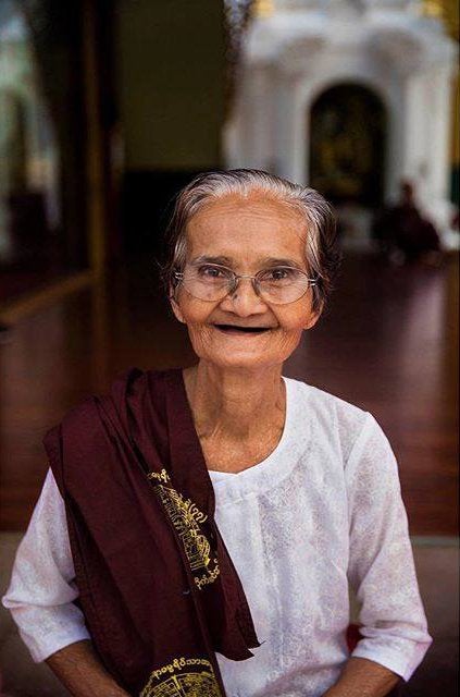 «Miles de personas visitan la enorme pagoda de Shwedagon todos los días. Este es el templo budista más importante de Myanmar, ubicado en su ciudad más grande, Yangon. En este lugar armonioso de rituales y meditación, conocí a esta hermosa dama».