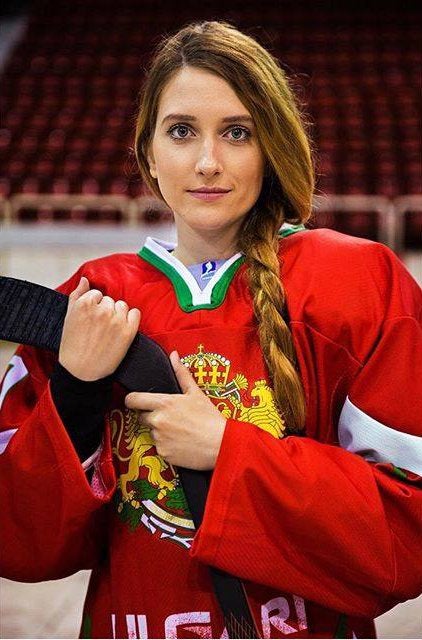 «Tzvetana es una sorprendente mezcla de gracia y fuerza. Su nombre proviene de la palabra ‘flor’ en búlgaro. Juega en el equipo nacional de hockey sobre hielo de Bulgaria. Aunque este deporte no es muy popular en su país, puso todos los esfuerzos en su pasión. Eso significó grandes sacrificios para seguir su sueño, porque el hockey sobre hielo es un deporte costoso y difícil. Lo hizo sin perder su inocencia y su hermosa sonrisa».