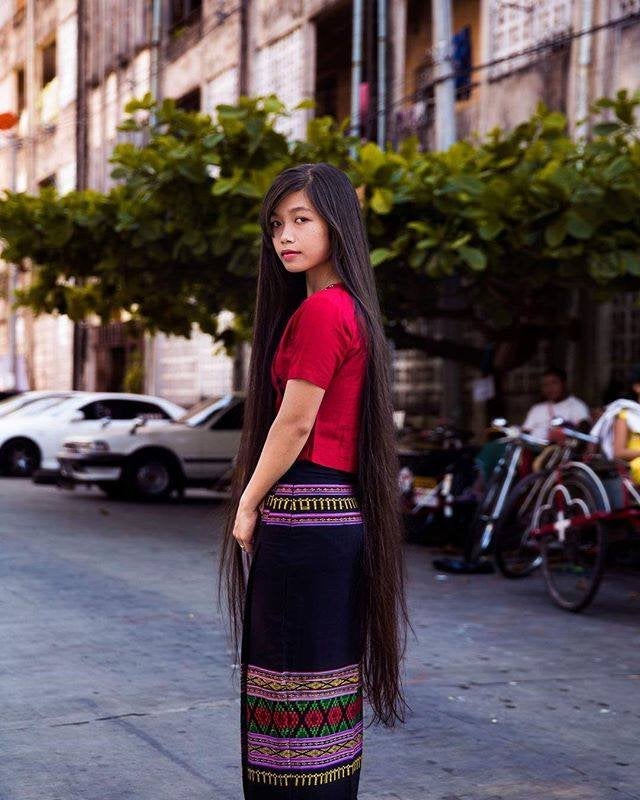 «Yin Yin y su interminable cabello en las calles de Yangon, Myanmar. En ese entonces estaba embarazada de 6 meses».