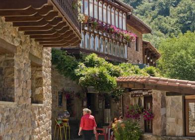 Imagen secundaria 1 - Imágenes de Bárcena Mayor, uno de los pueblos más bonitos de Cantabria.