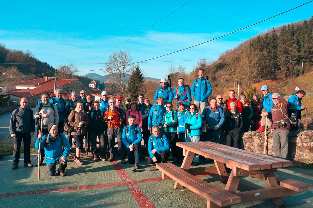 Grupo en Peñas Arriba en Barriopalacio antes de salir de excursión.