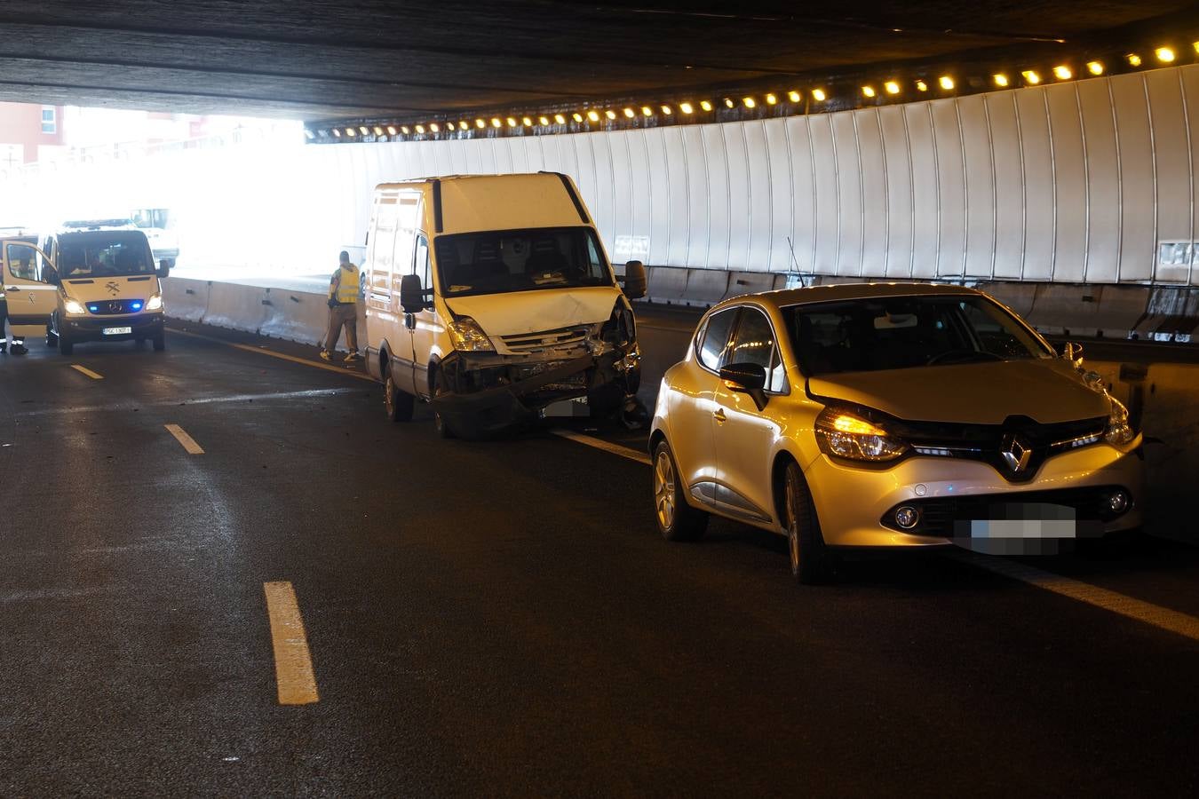 El vuelco de un turismo en la S-10 ha provocado una colisión en cadena de otros cuatro vehículos dentro del túnel de Maliaño