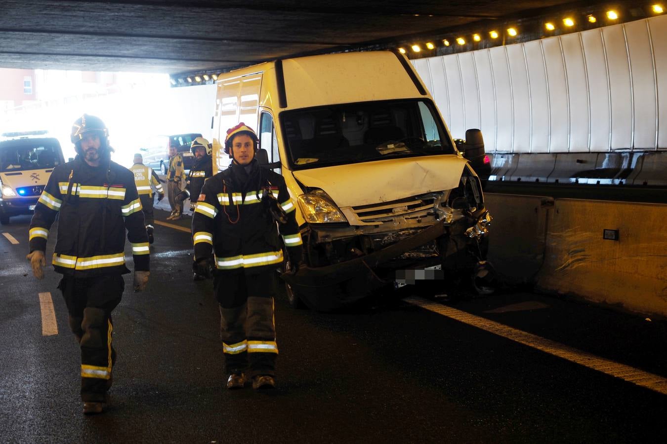 El vuelco de un turismo en la S-10 ha provocado una colisión en cadena de otros cuatro vehículos dentro del túnel de Maliaño