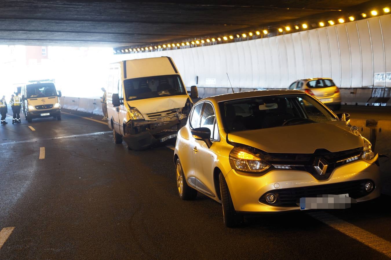 El vuelco de un turismo en la S-10 ha provocado una colisión en cadena de otros cuatro vehículos dentro del túnel de Maliaño