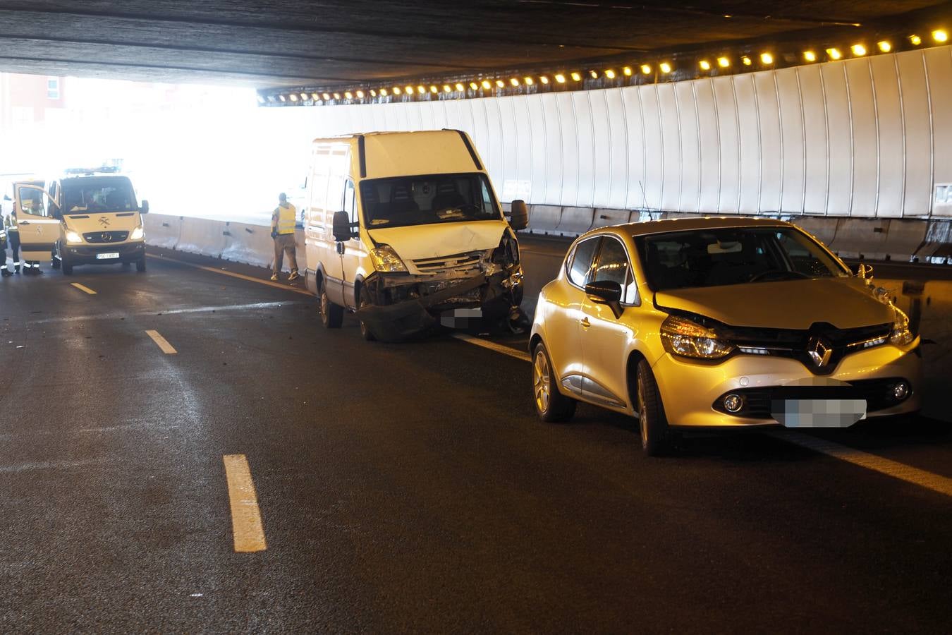 El vuelco de un turismo en la S-10 ha provocado una colisión en cadena de otros cuatro vehículos dentro del túnel de Maliaño