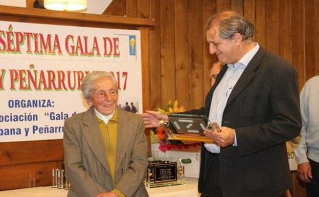 Herminia Roiz, de 94 años, de Bejes, una de las personas galardonadas en la pasada edición de la Gala/ Fotografía: Pedro Álvarez