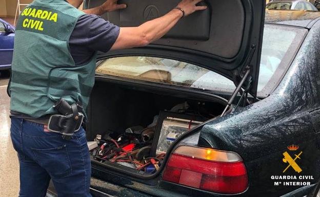 Baterías robadas y otros efectos, en el maletero del coche de los detenidos.