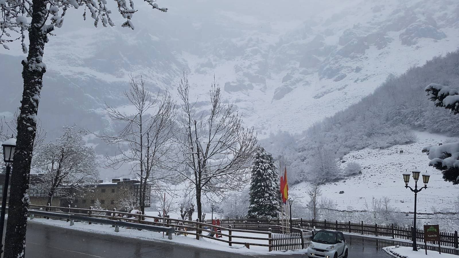 Imágenes de los paisajes nevados que estos días se pueden disfrutar en zonas como Fuente Dé, el acceso al puerto de san Glorio y Enterrías