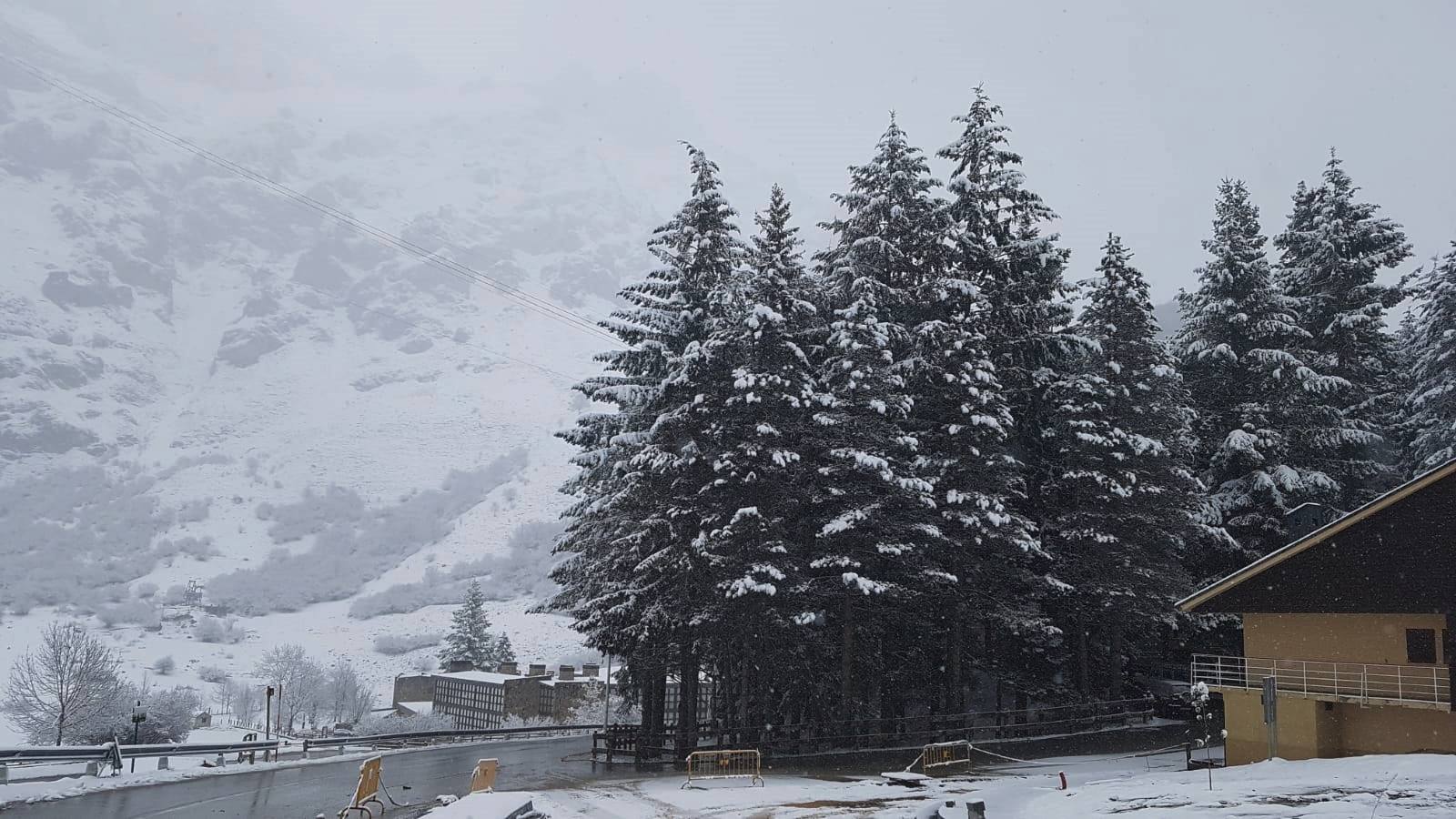 Imágenes de los paisajes nevados que estos días se pueden disfrutar en zonas como Fuente Dé, el acceso al puerto de san Glorio y Enterrías