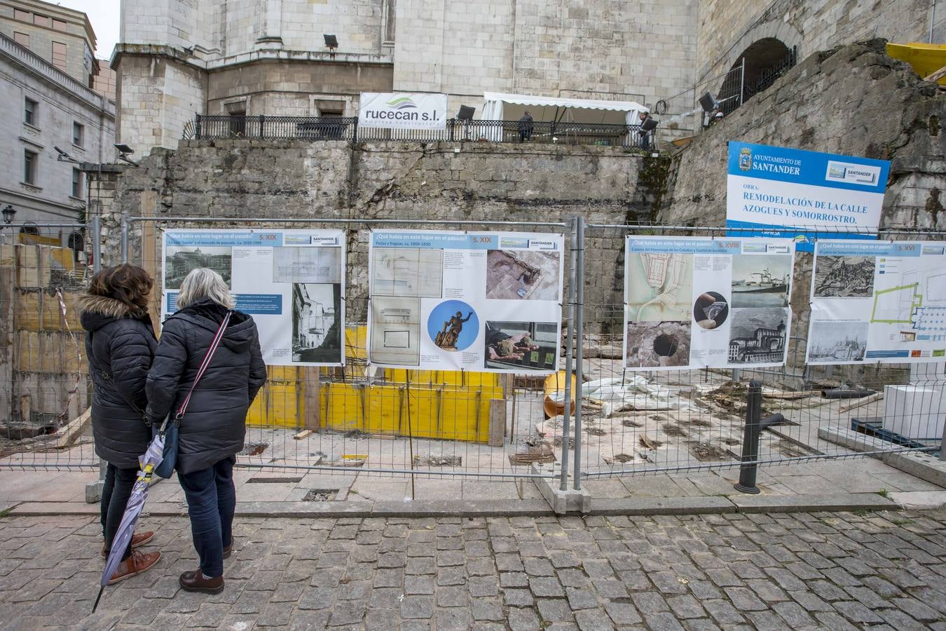 Hay carteles anunciadores que informan de las excavaciones y la remodelación de las calles Azogues y Somorrostro.